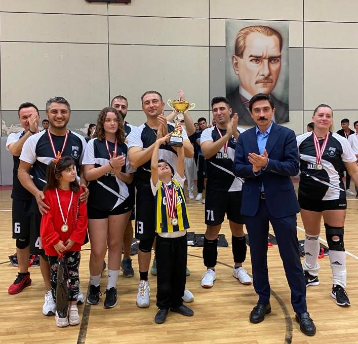 Turnuva ve müsabakalarda dereceye giren sporcu ve takımlara ödülleri takdim edildi